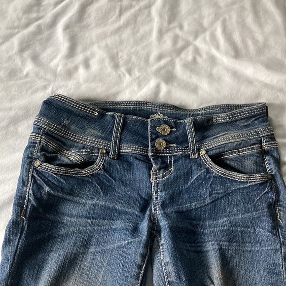 Almost Famous Women’s Capri Jeans - Picture 2 of 5